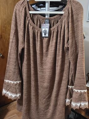 WINWIN Beautiful Chocolate Brown Tunic with White Lace Trim